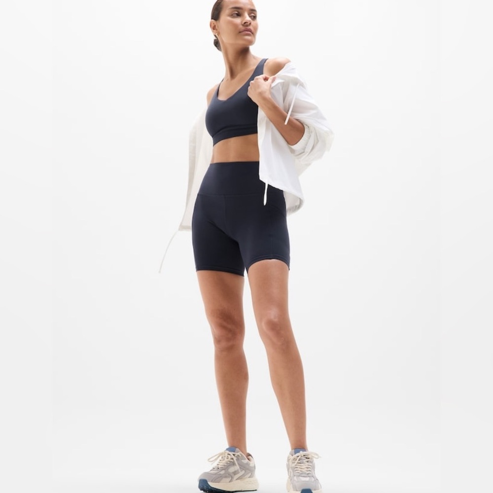 NWT Athleta Salutation Stash 7” Navy Shorts Size Medium